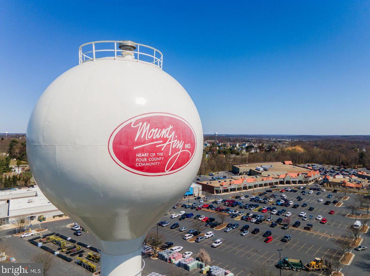 717 Robinwood Dr, Mount Airy MD 21771-5537 exterior