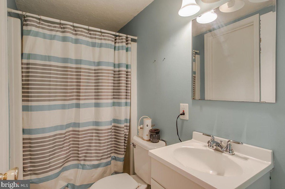 717 Robinwood Dr, Mount Airy MD 21771-5537 exterior