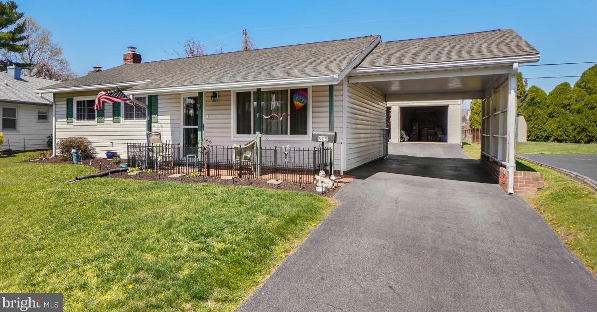 905 Young Pl, Frederick, MD 21702-4233