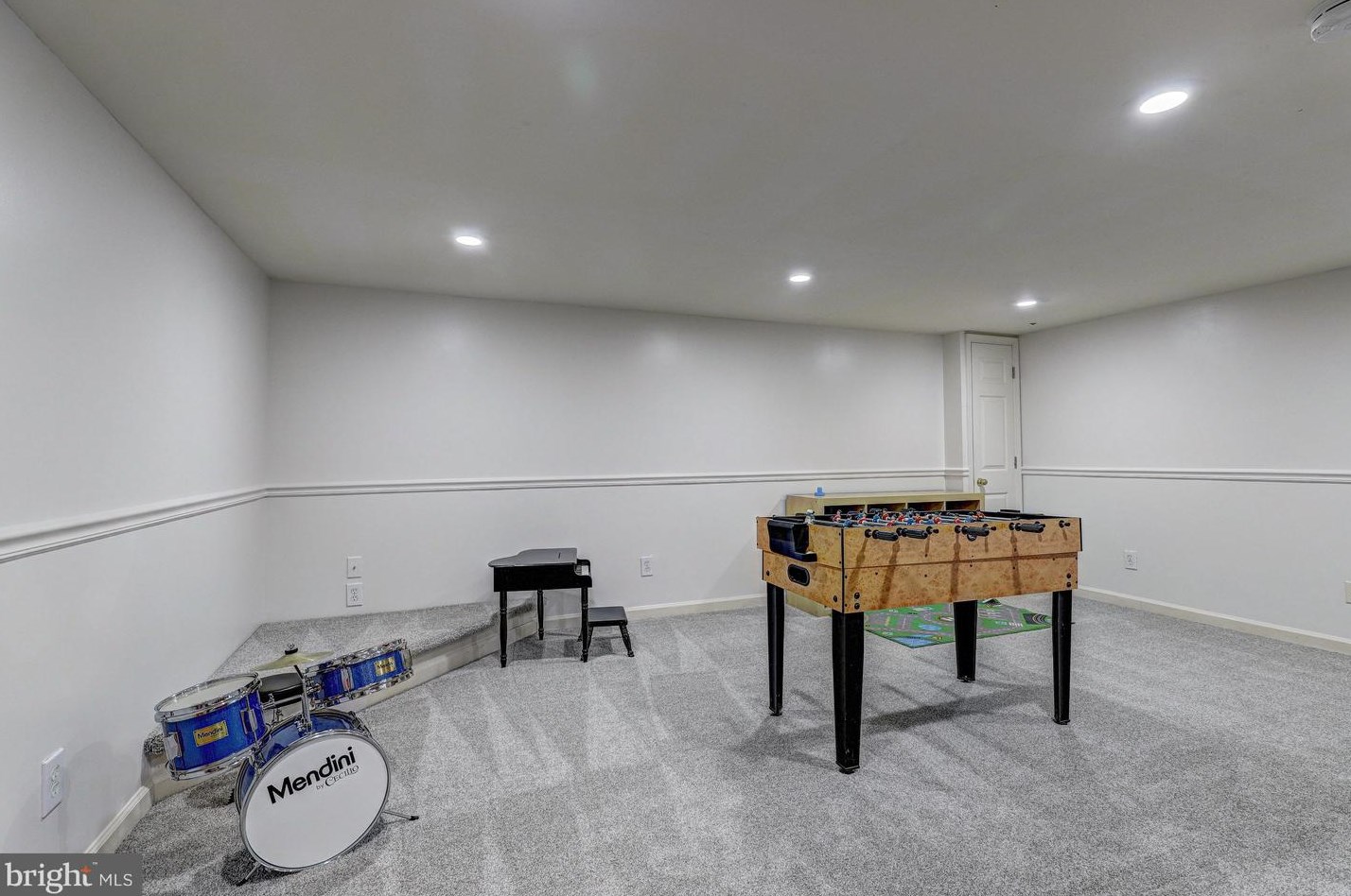 8345 Kings Heights Rd, Ellicott MD 21043-6051 exterior