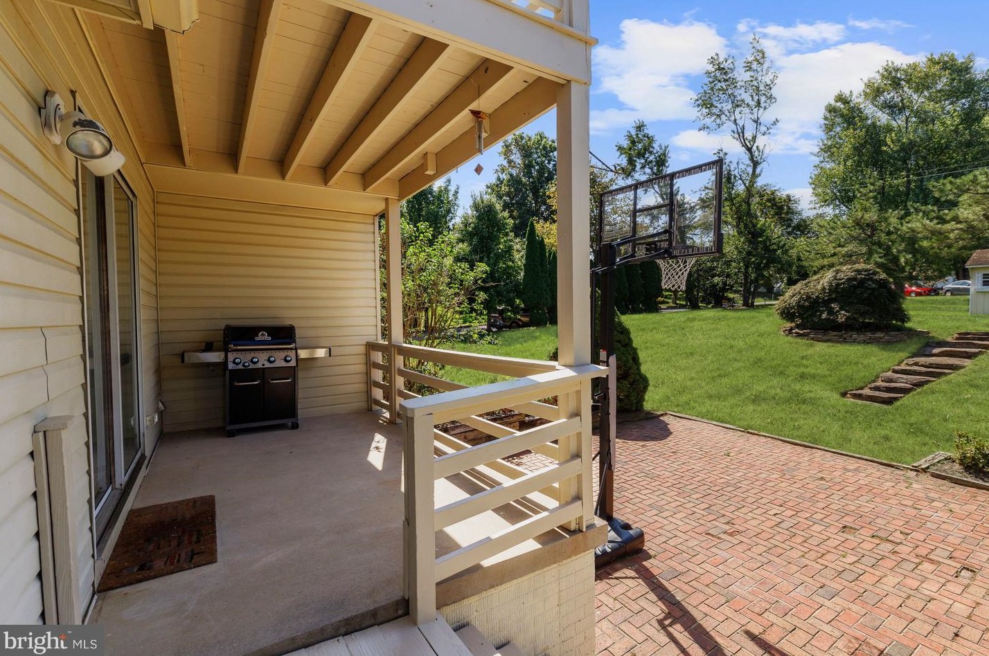 8345 Kings Heights Rd, Ellicott MD 21043-6051 exterior