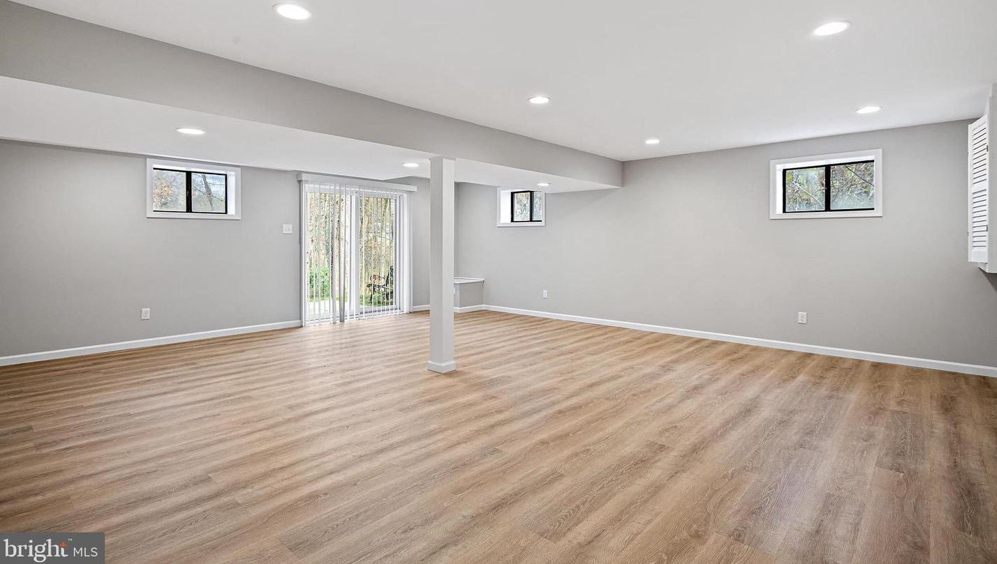 10070 Colonial Dr, Ellicott MD 21042-6230 exterior