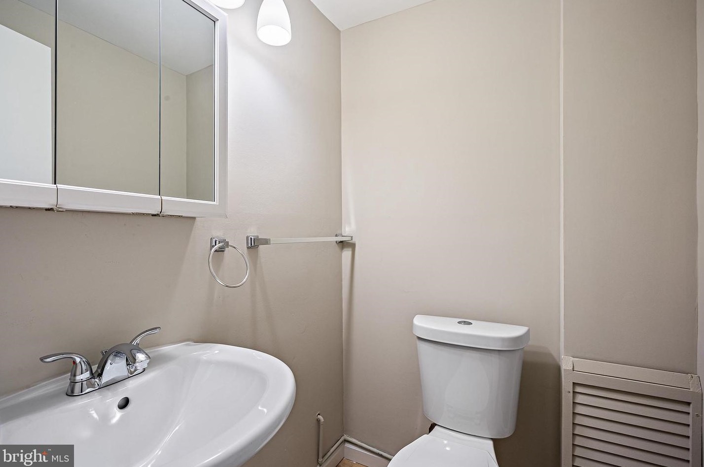 10070 Colonial Dr, Ellicott MD 21042-6230 exterior