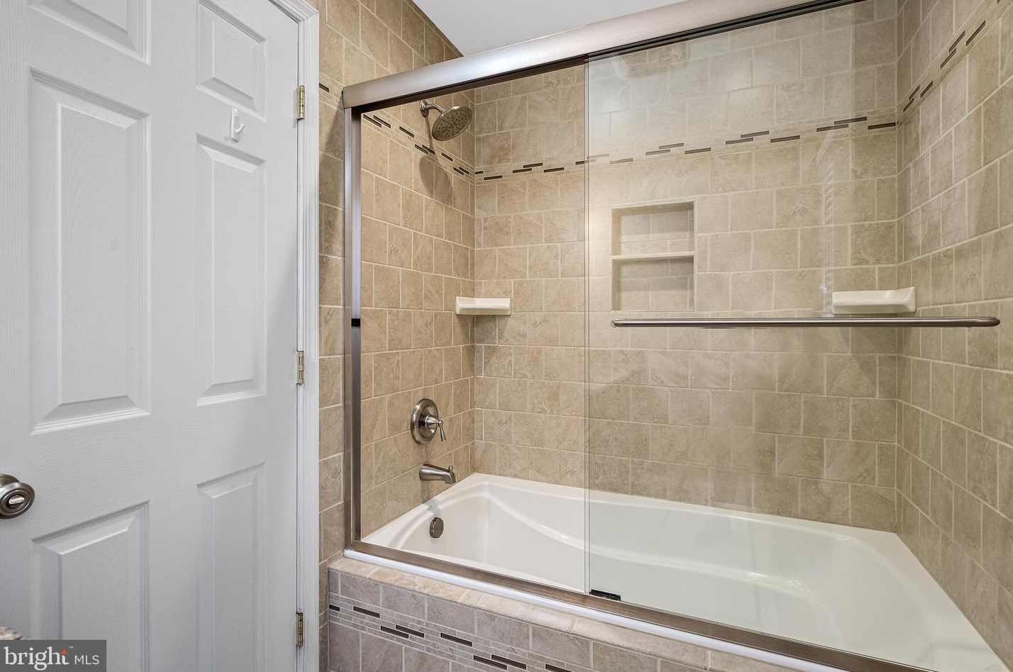 10070 Colonial Dr, Ellicott MD 21042-6230 exterior