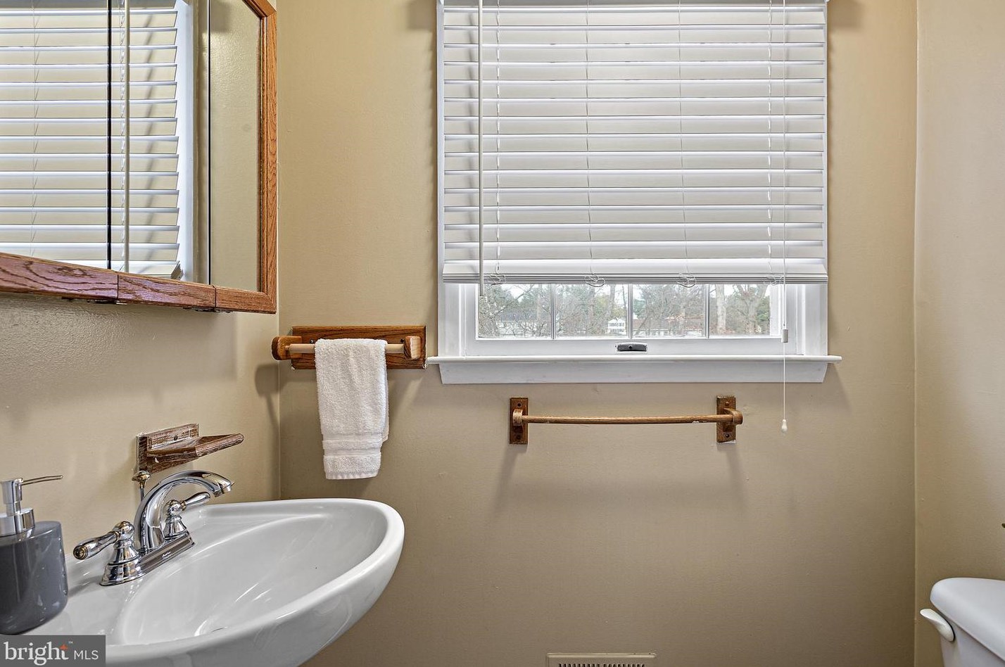 10070 Colonial Dr, Ellicott MD 21042-6230 exterior