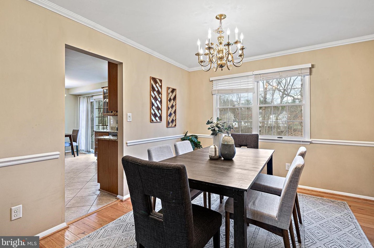 10070 Colonial Dr, Ellicott MD 21042-6230 exterior