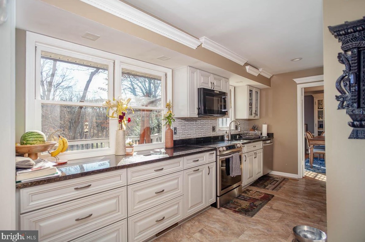 9035 Overhill Dr, Ellicott MD  21042-5221 exterior