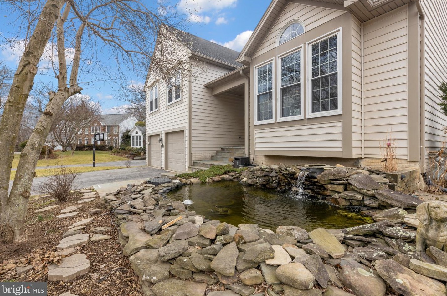 10351 Waverly Woods Dr, Ellicott, MD 21042-1665