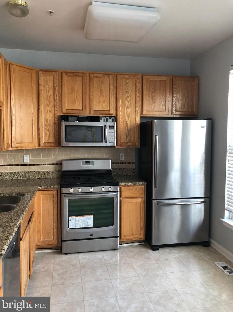 8800 Papillon Dr, Ellicott MD  21043-4000 exterior