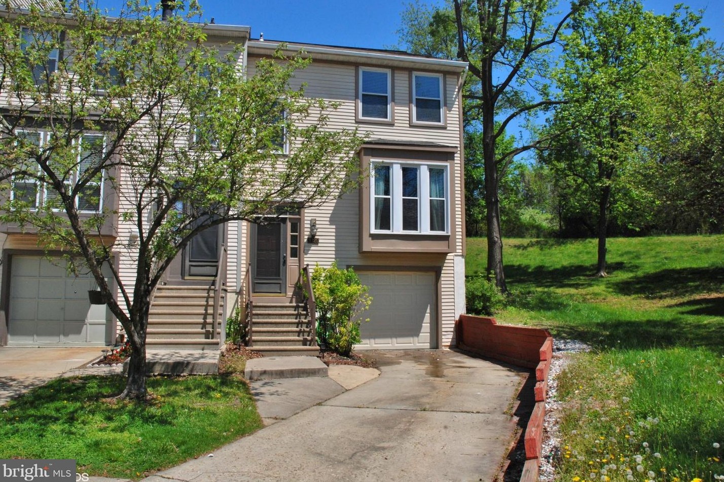 8120 Wooded Glen Ct, Ellicott MD  21043-6940 exterior