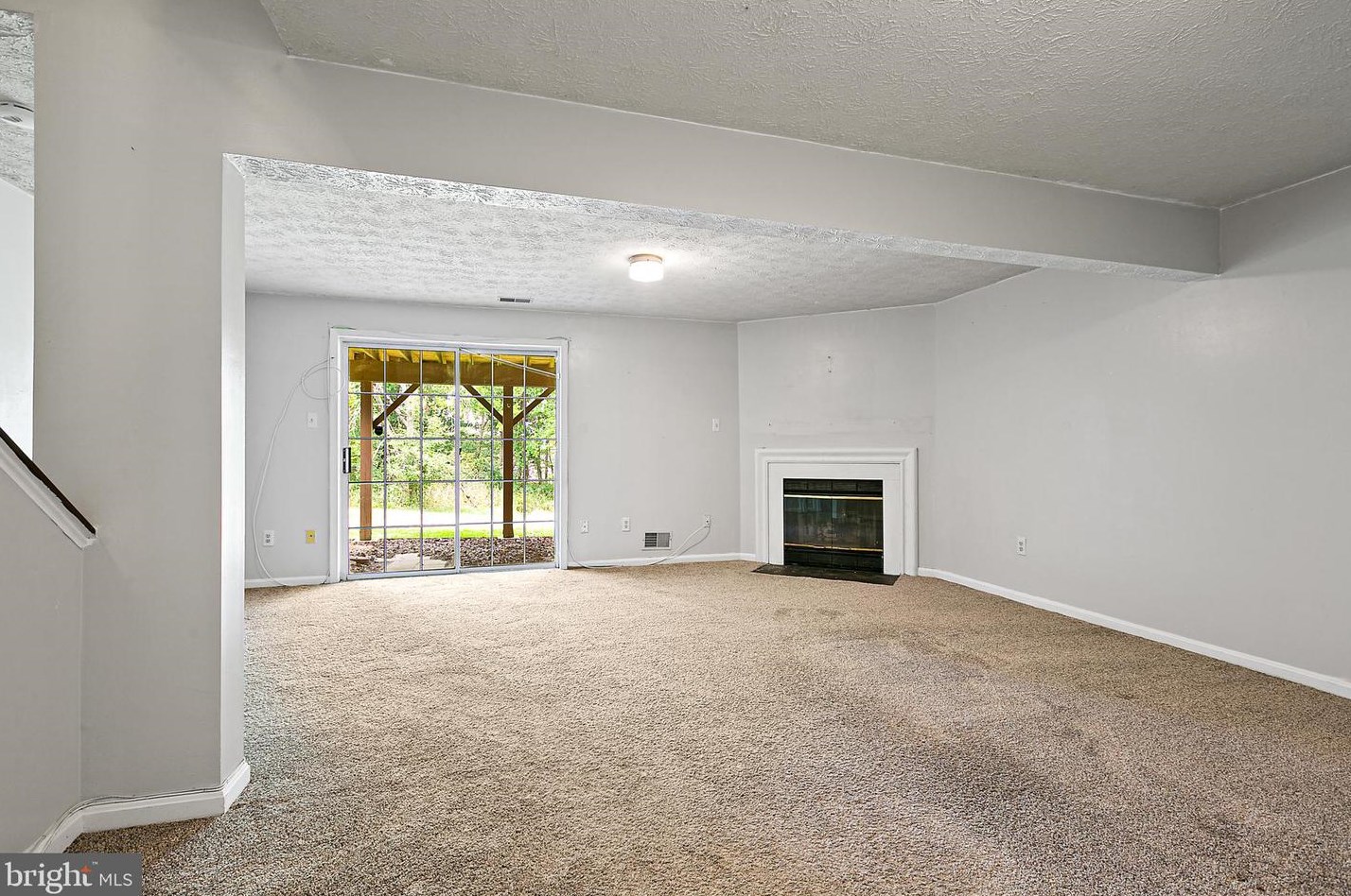 8776 Manahan Dr, Ellicott MD 21043-5404 exterior