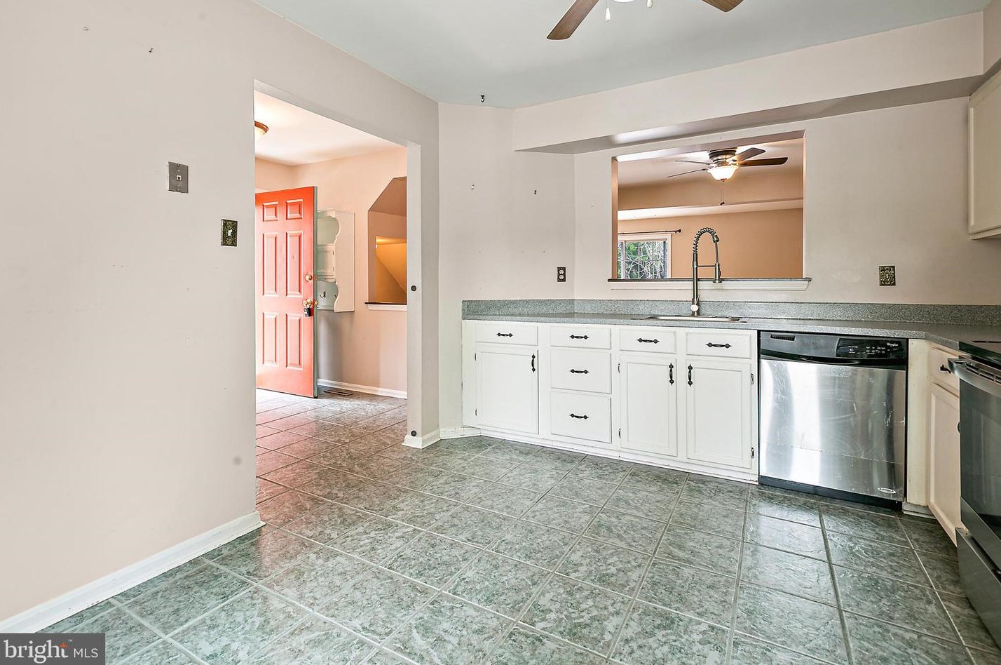 8776 Manahan Dr, Ellicott MD 21043-5404 exterior