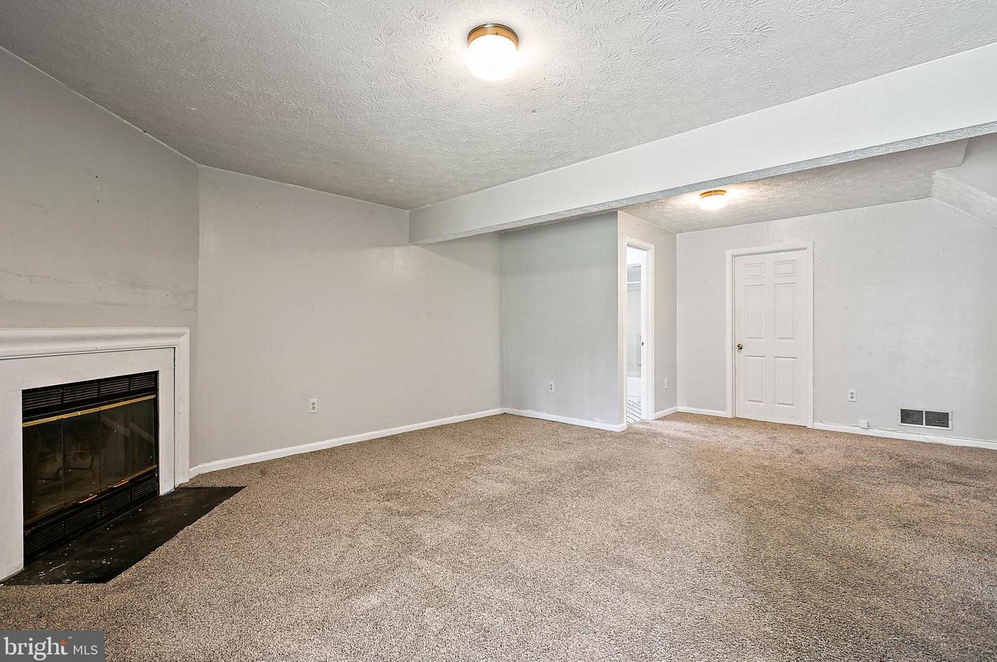 8776 Manahan Dr, Ellicott MD 21043-5404 exterior