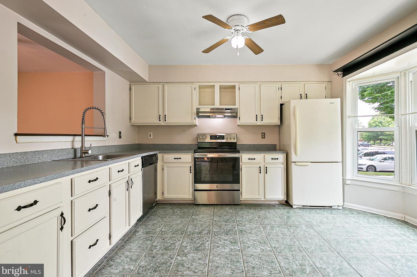 8776 Manahan Dr, Ellicott MD 21043-5404 exterior