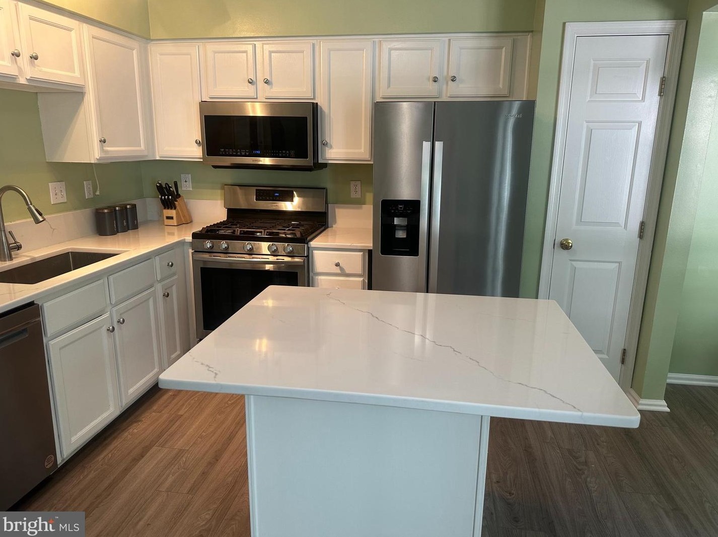 8711 Rochelle Dr, Ellicott MD  21043-4002 exterior