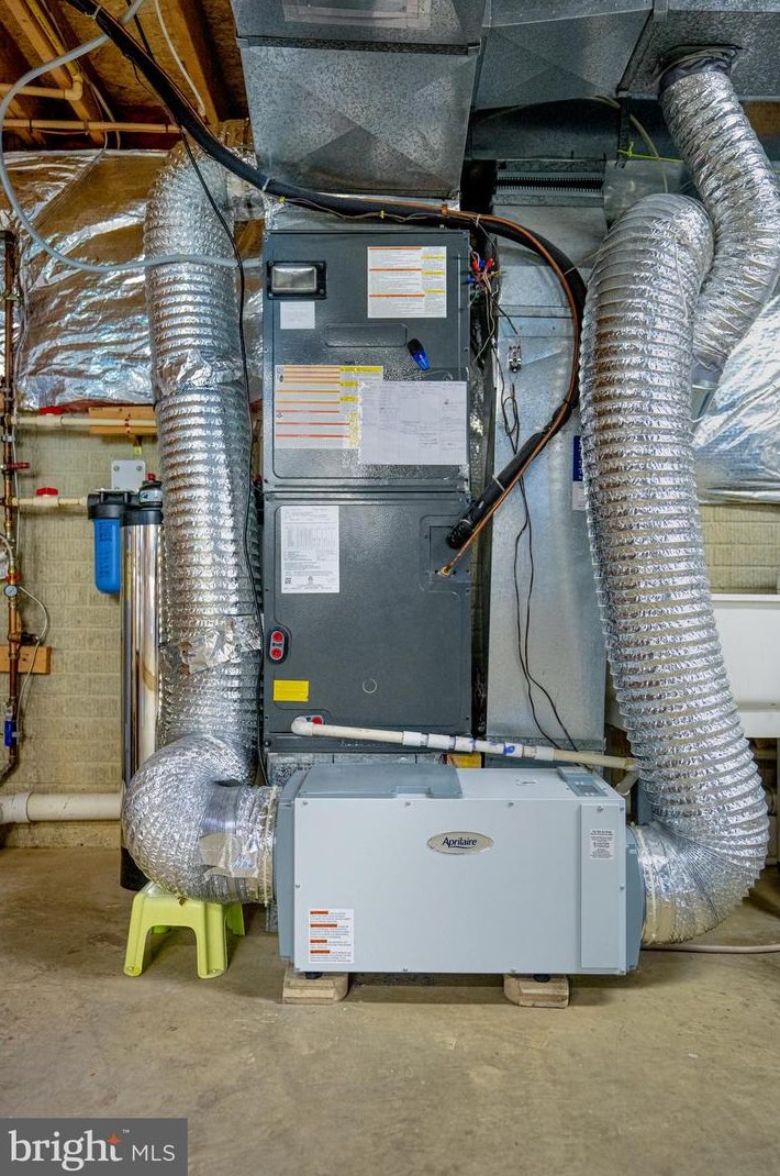 6104 Hunt Club Rd, Baltimore MD  21075-5518 exterior