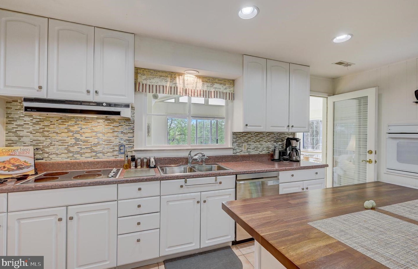 9032 Overhill Dr, Ellicott MD 21042-5221 exterior