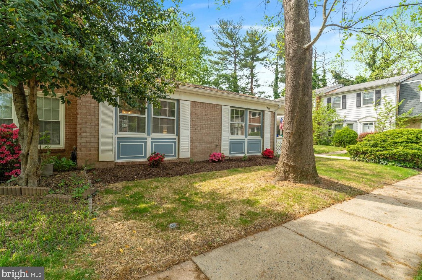 5523 Woodenhawk Cir, Columbia MD  21044-1925 exterior