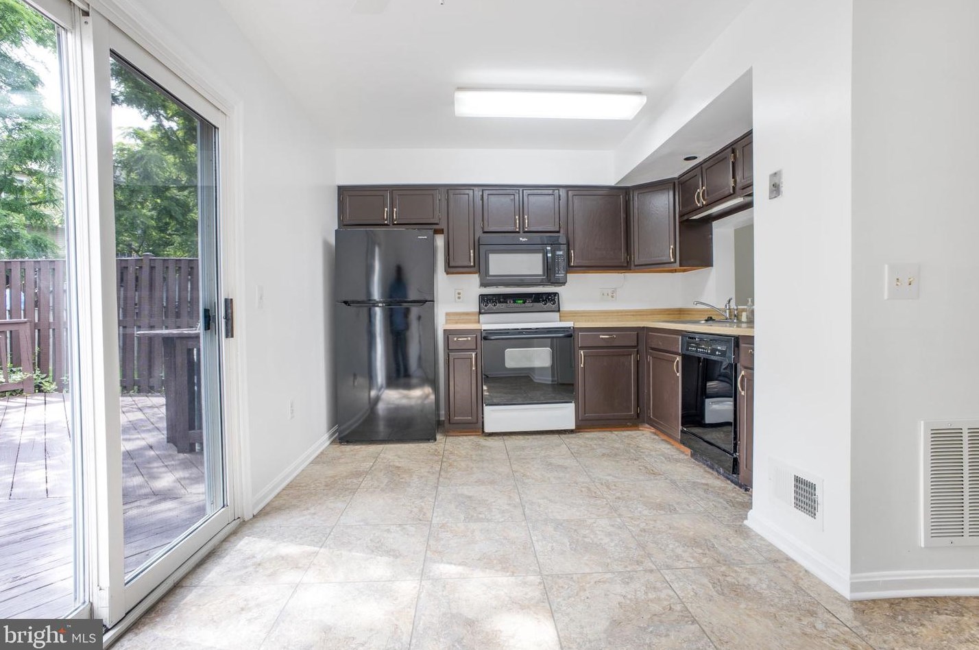 9639 Stirling Bridge Dr, Columbia MD 21046-1938 exterior