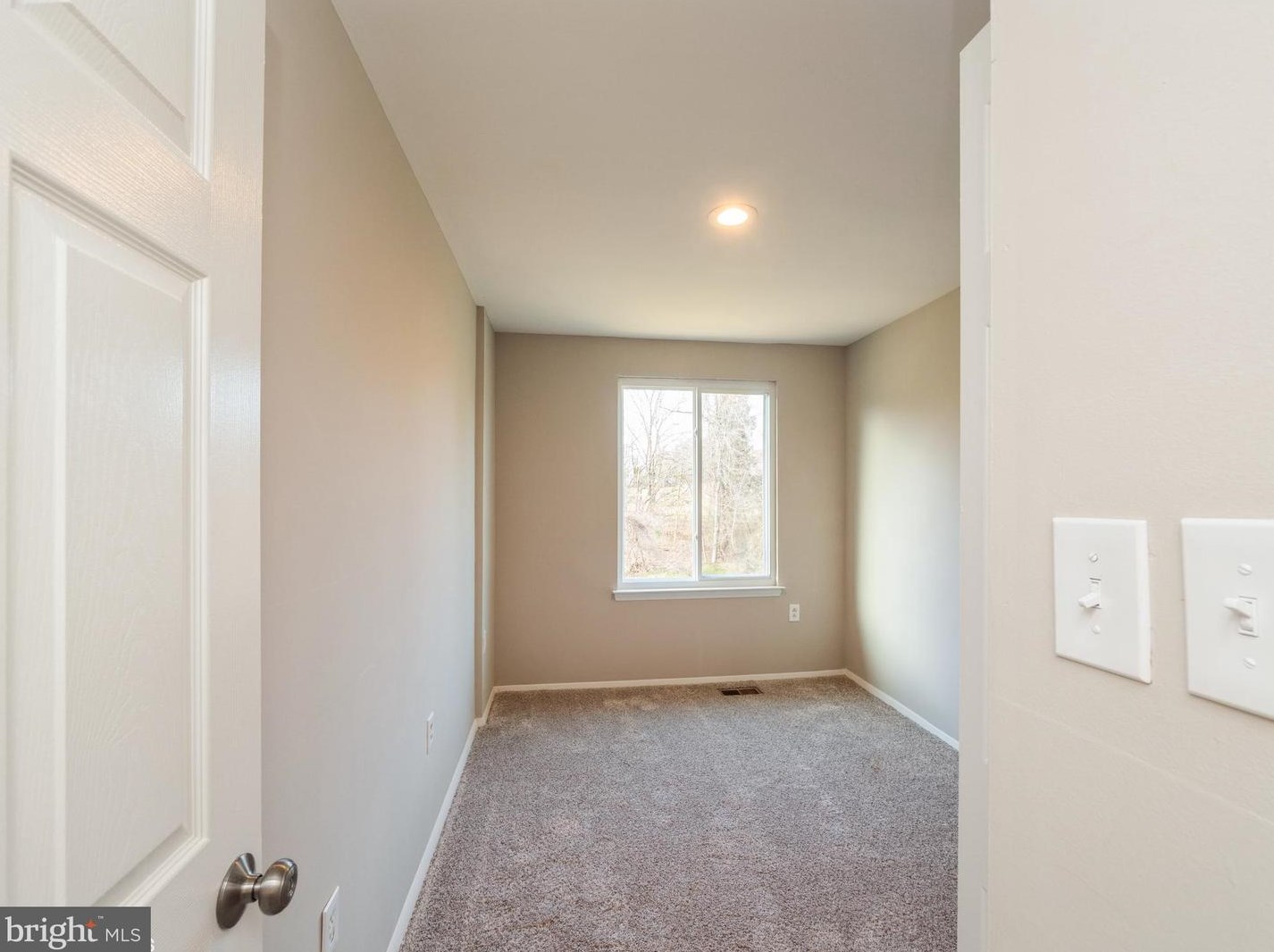 8103 Wooded Glen Ct, Ellicott MD 21043-6941 exterior