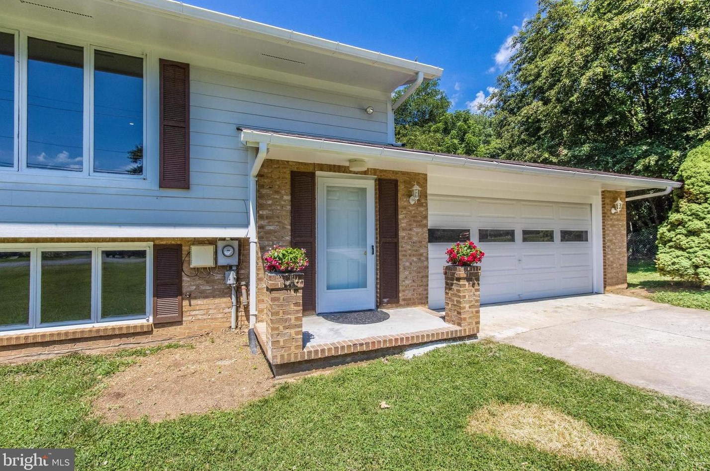 25500 Jarl Dr, Gaithersburg, MD 20882-3418