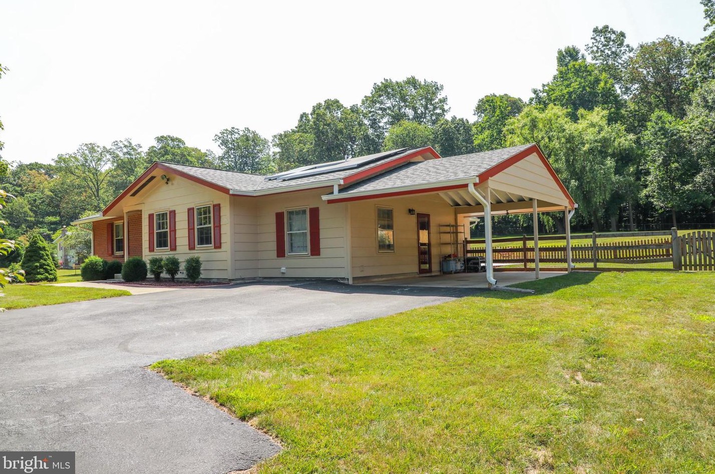 7512 Planter Ln, Gaithersburg, MD 20882-3328