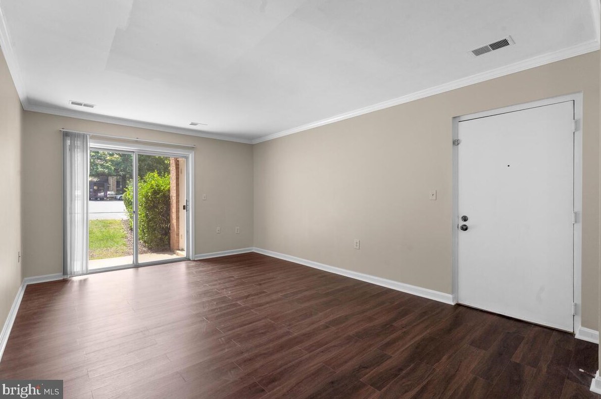 18334 Streamside Dr, Gaithersburg, MD 20879-5233