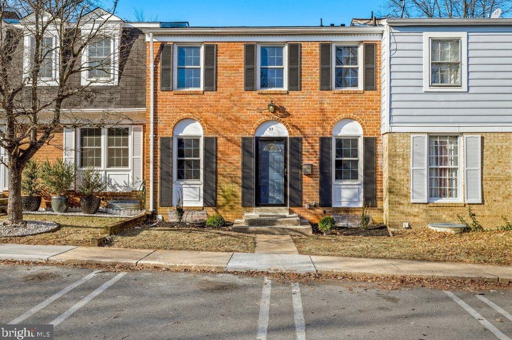 35 Oak Shade Rd, Gaithersburg, MD 20878-1052