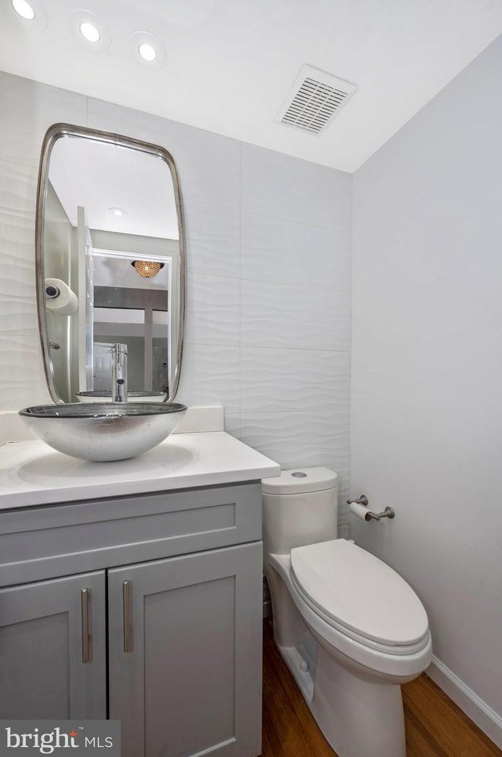 9846 Dairyton Ct, Gaithersburg MD 20886-1102 exterior