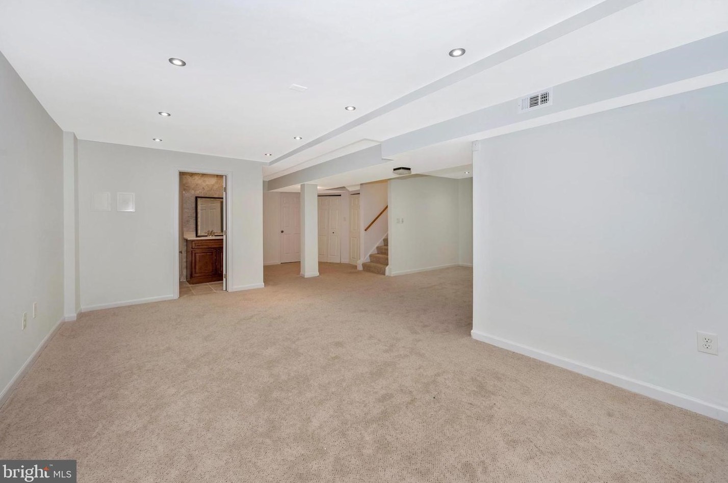 9846 Dairyton Ct, Gaithersburg MD 20886-1102 exterior