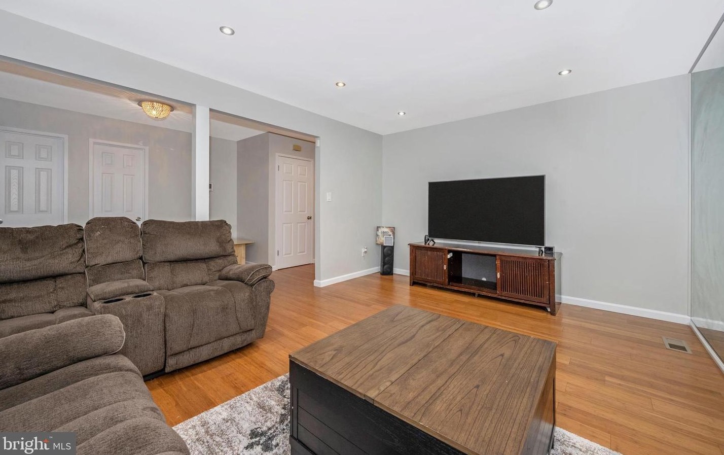 9846 Dairyton Ct, Gaithersburg MD 20886-1102 exterior