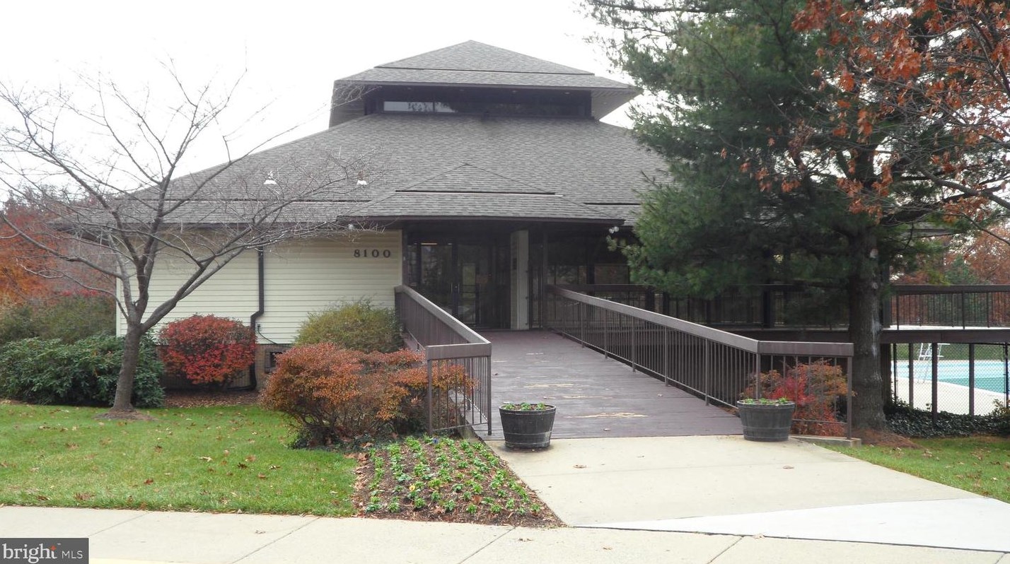 18304 Streamside Dr, Gaithersburg MD  20879-5215 exterior