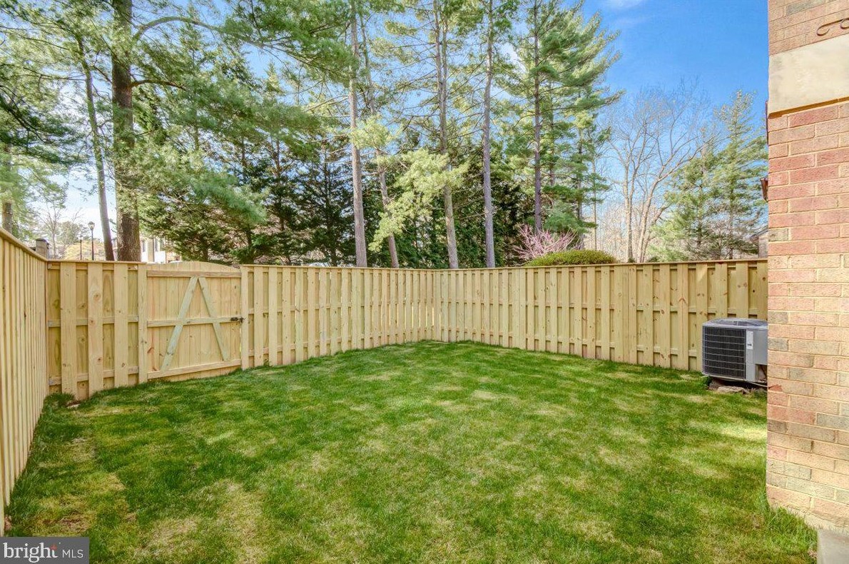 9842 Dairyton Ct, Gaithersburg MD 20886-1102 exterior