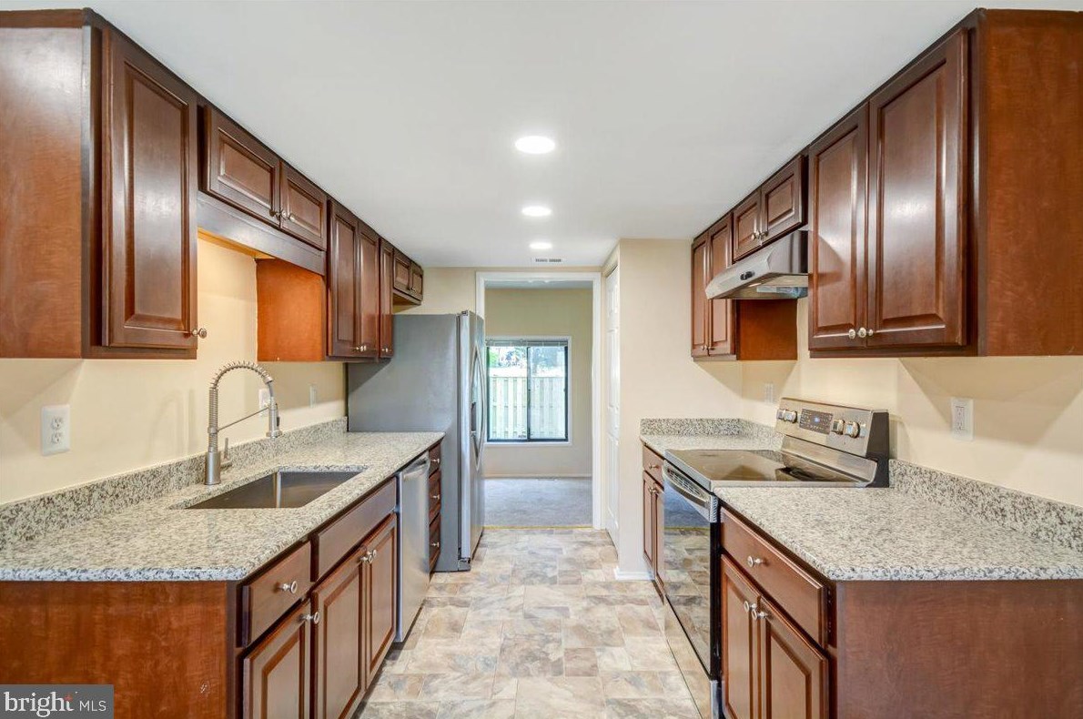 9842 Dairyton Ct, Gaithersburg MD 20886-1102 exterior