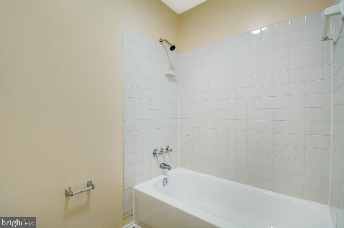 9842 Dairyton Ct, Gaithersburg MD 20886-1102 exterior