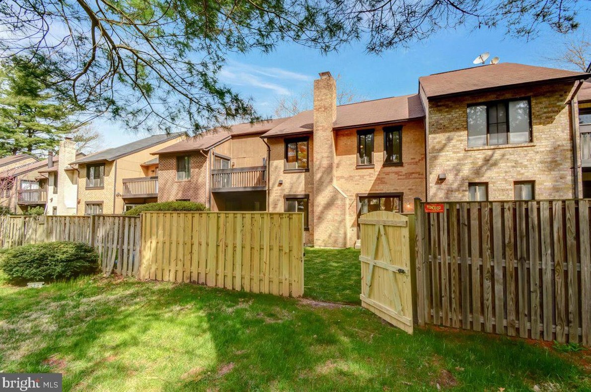 9842 Dairyton Ct, Gaithersburg MD 20886-1102 exterior