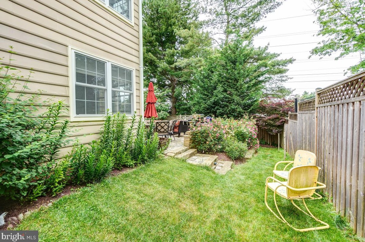8303 Marketree Cir, Gaithersburg MD 20886-4919 exterior