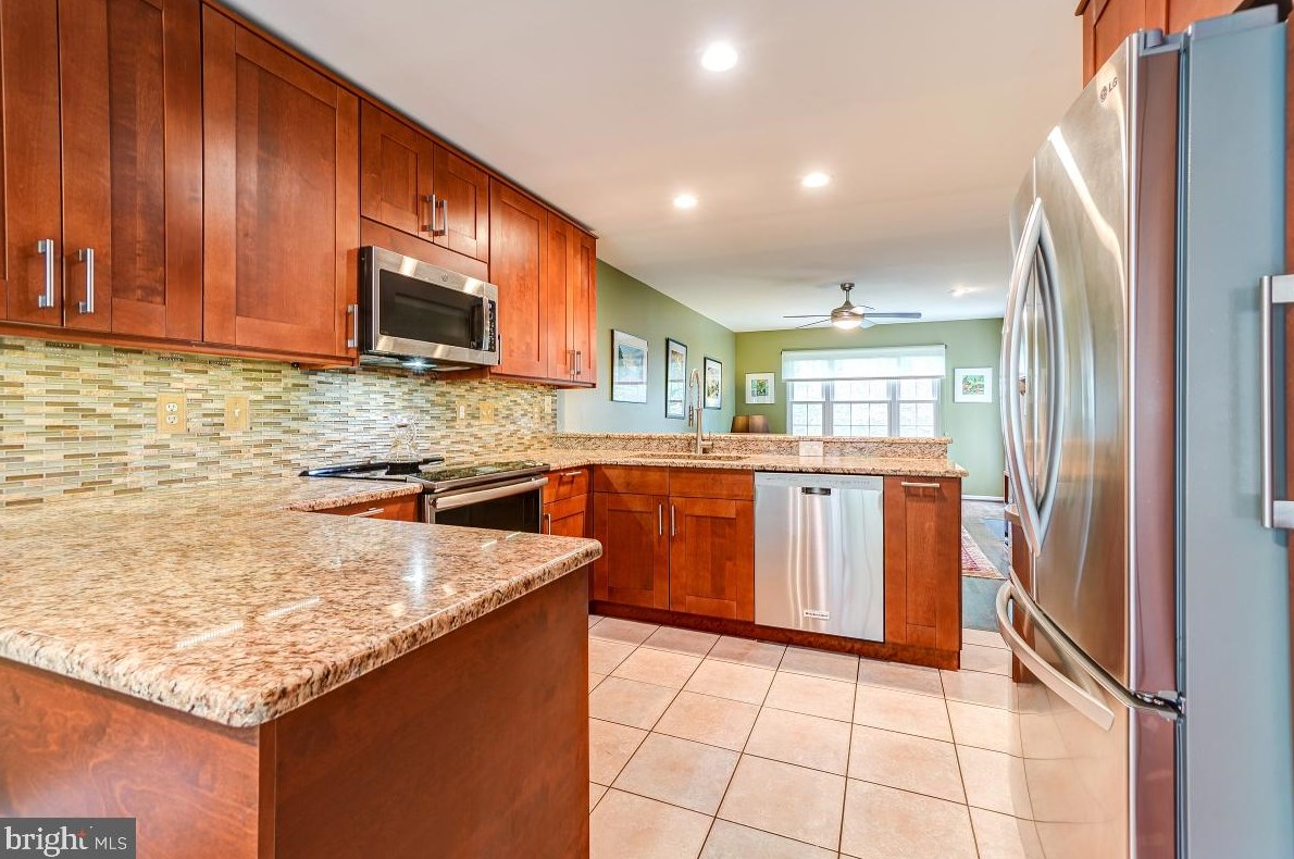 8303 Marketree Cir, Gaithersburg MD 20886-4919 exterior