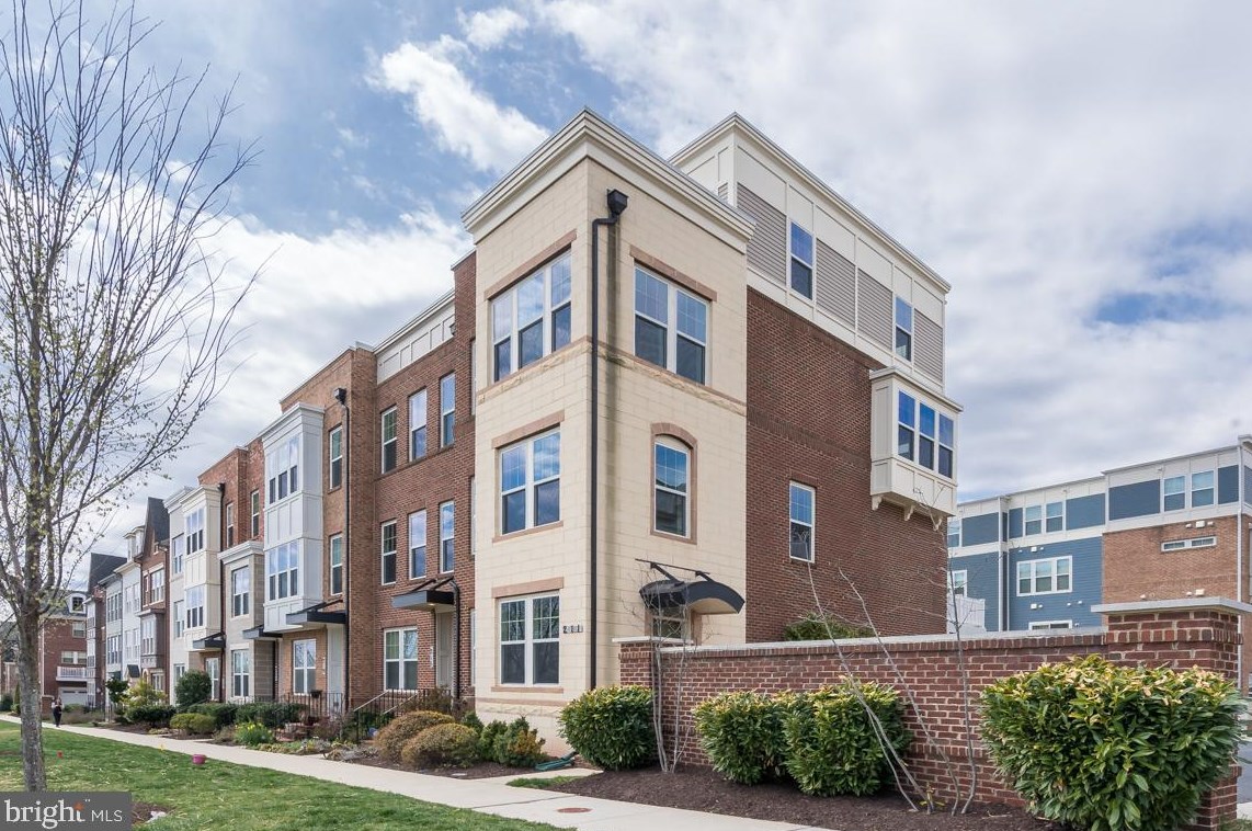 211 Decoverly Dr, Gaithersburg, MD 20878-4513