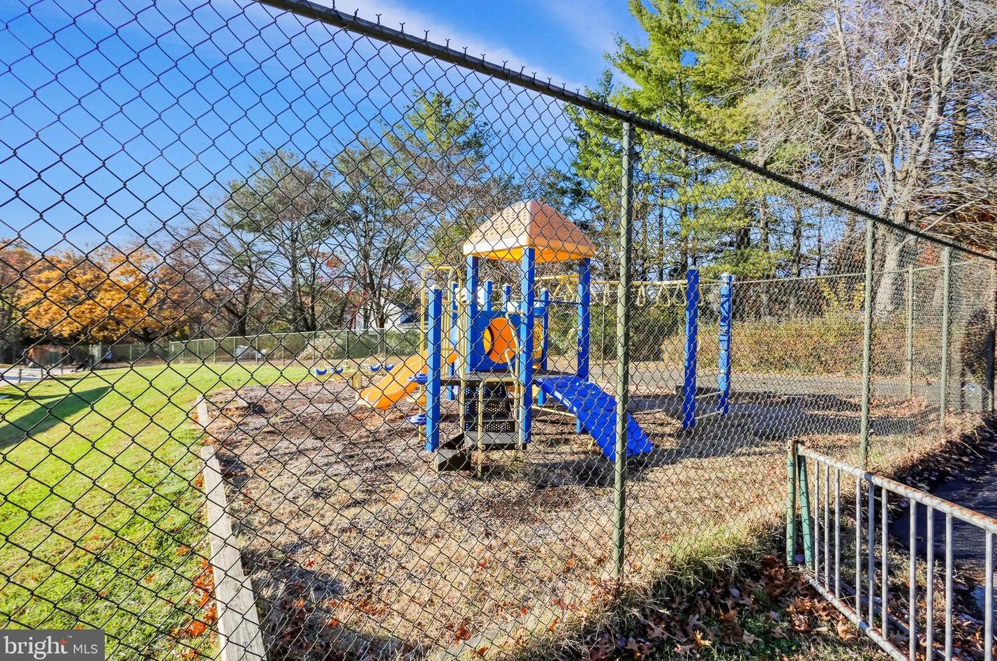 11104 Freas Dr, Gaithersburg MD 20878-2510 exterior