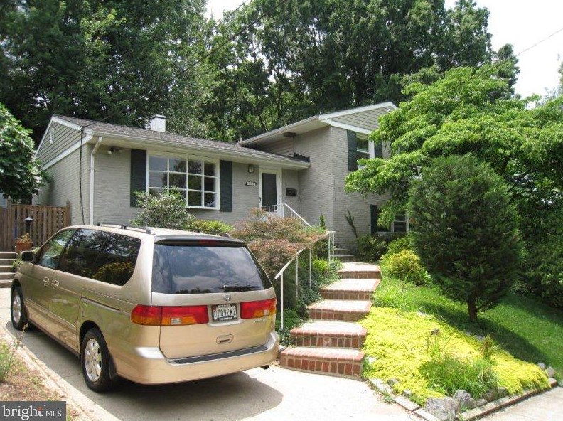 8511 Freyman Dr, Bethesda, MD 20815