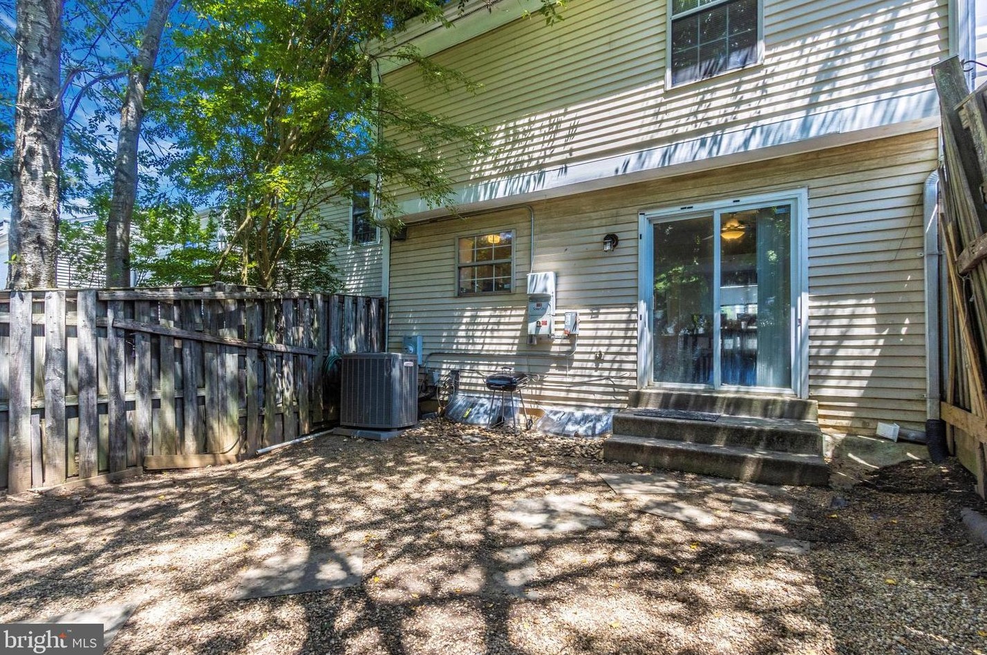 9245 Broadwater Dr, Gaithersburg MD  20879-2170 exterior