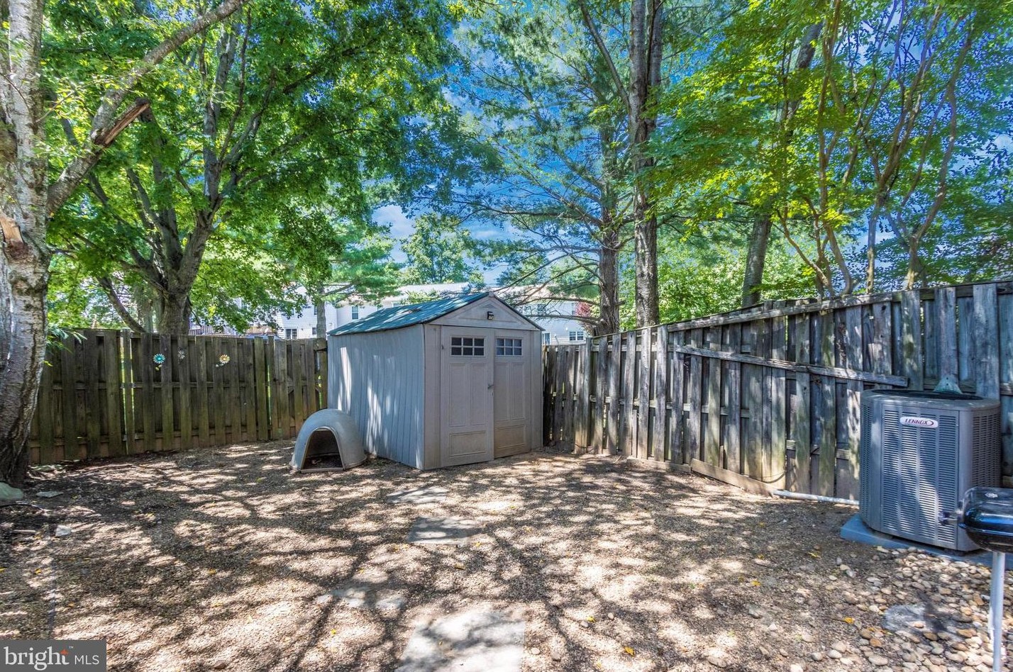 9245 Broadwater Dr, Gaithersburg MD  20879-2170 exterior