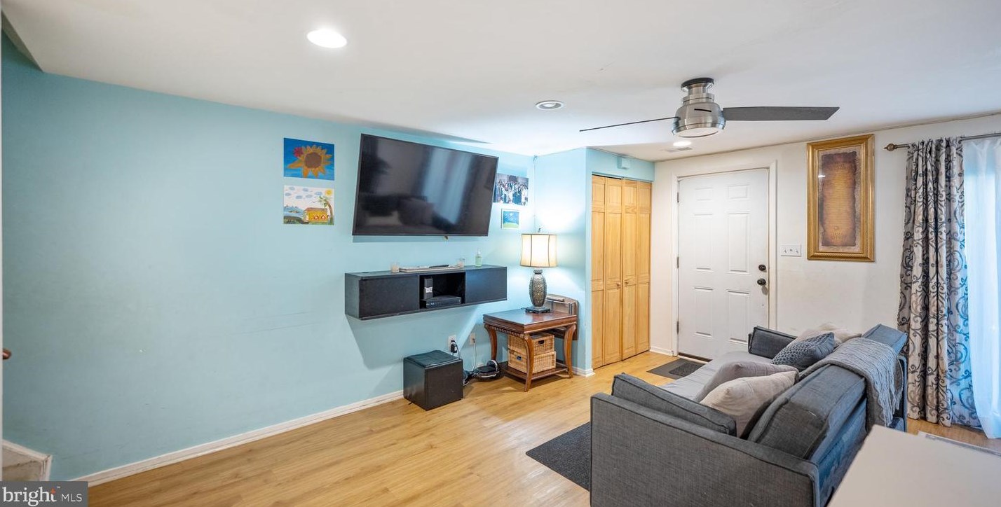 9423 Chadburn Pl, Gaithersburg MD 20886-4030 exterior