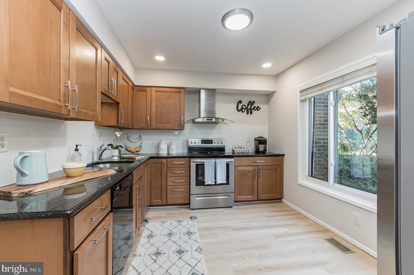 9830 Dairyton Ct, Gaithersburg MD 20886-1102 exterior