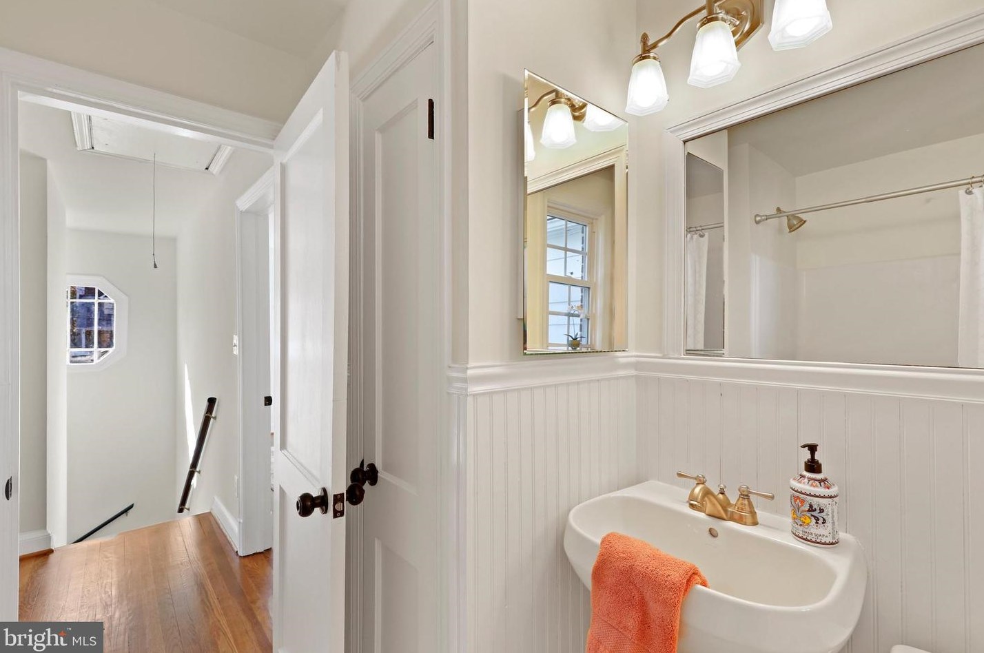 5909 Wilson Ln, Bethesda MD  20817-3854 exterior