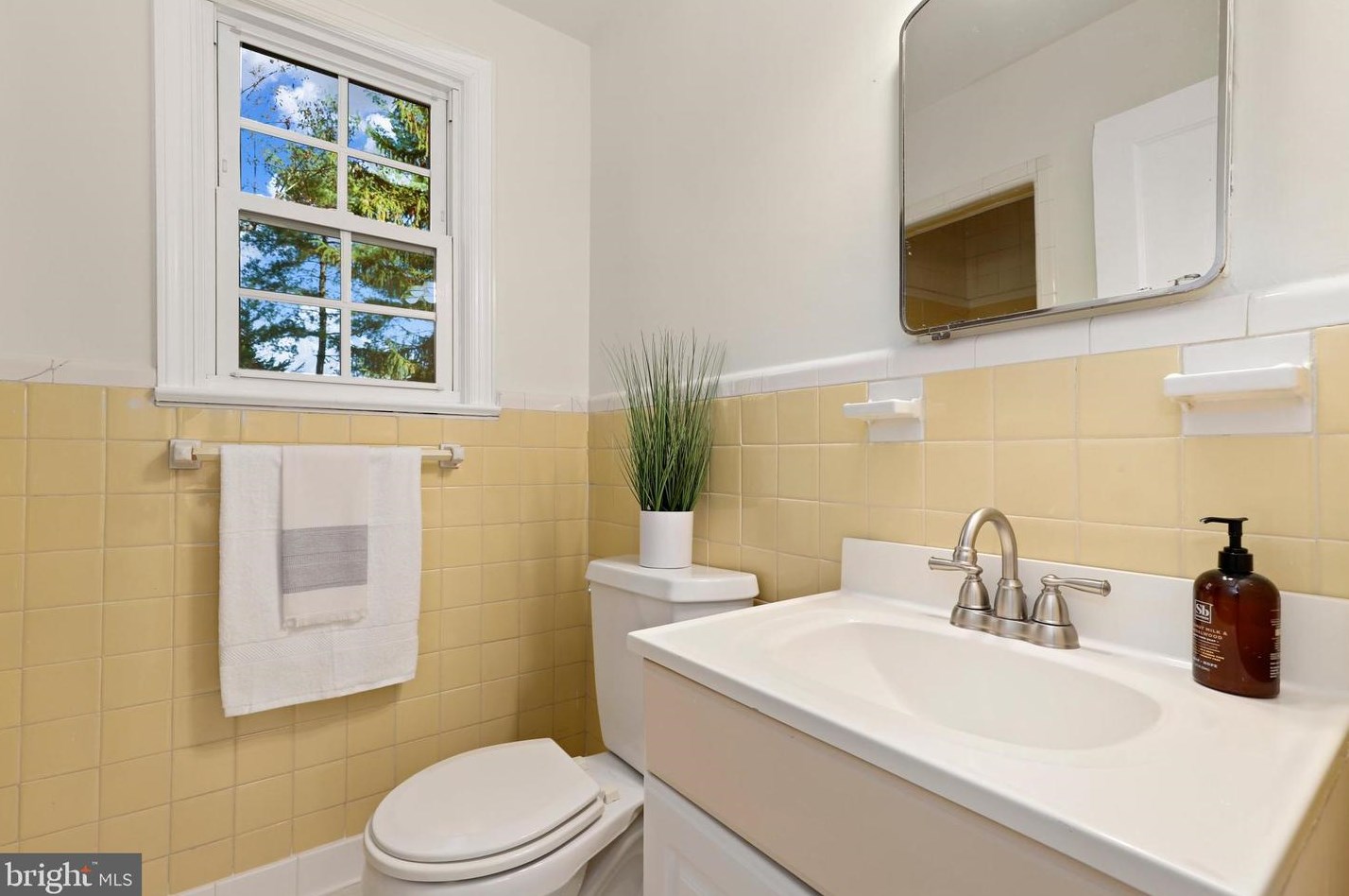 5909 Wilson Ln, Bethesda MD  20817-3854 exterior