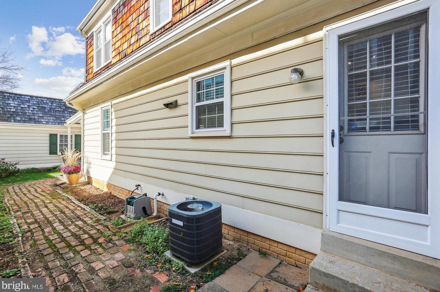 2 Linden Hall Ct, Gaithersburg MD  20877-3453 exterior