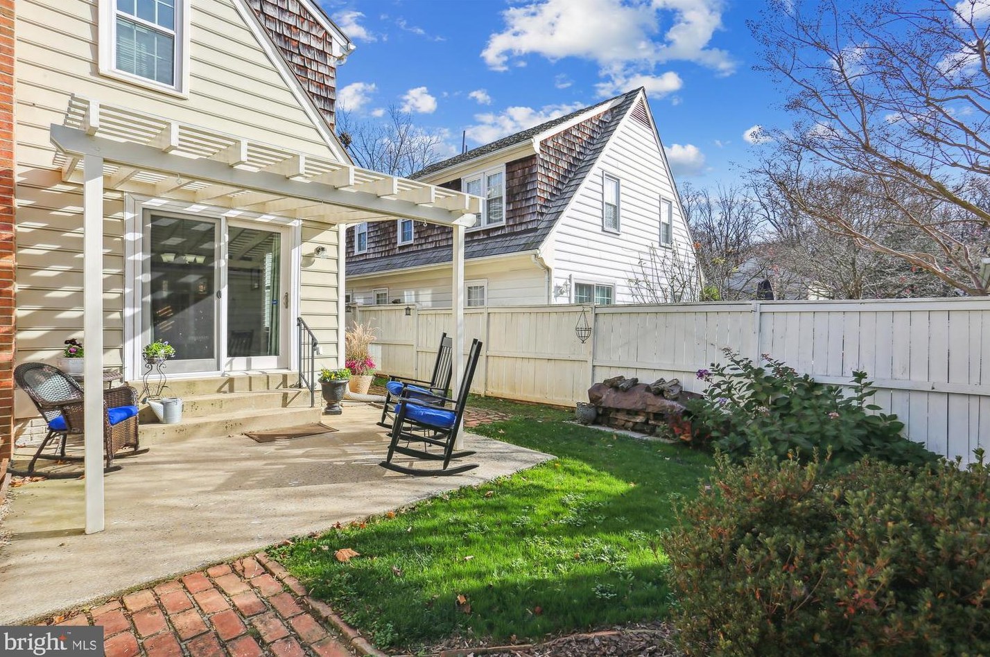 2 Linden Hall Ct, Gaithersburg MD  20877-3453 exterior