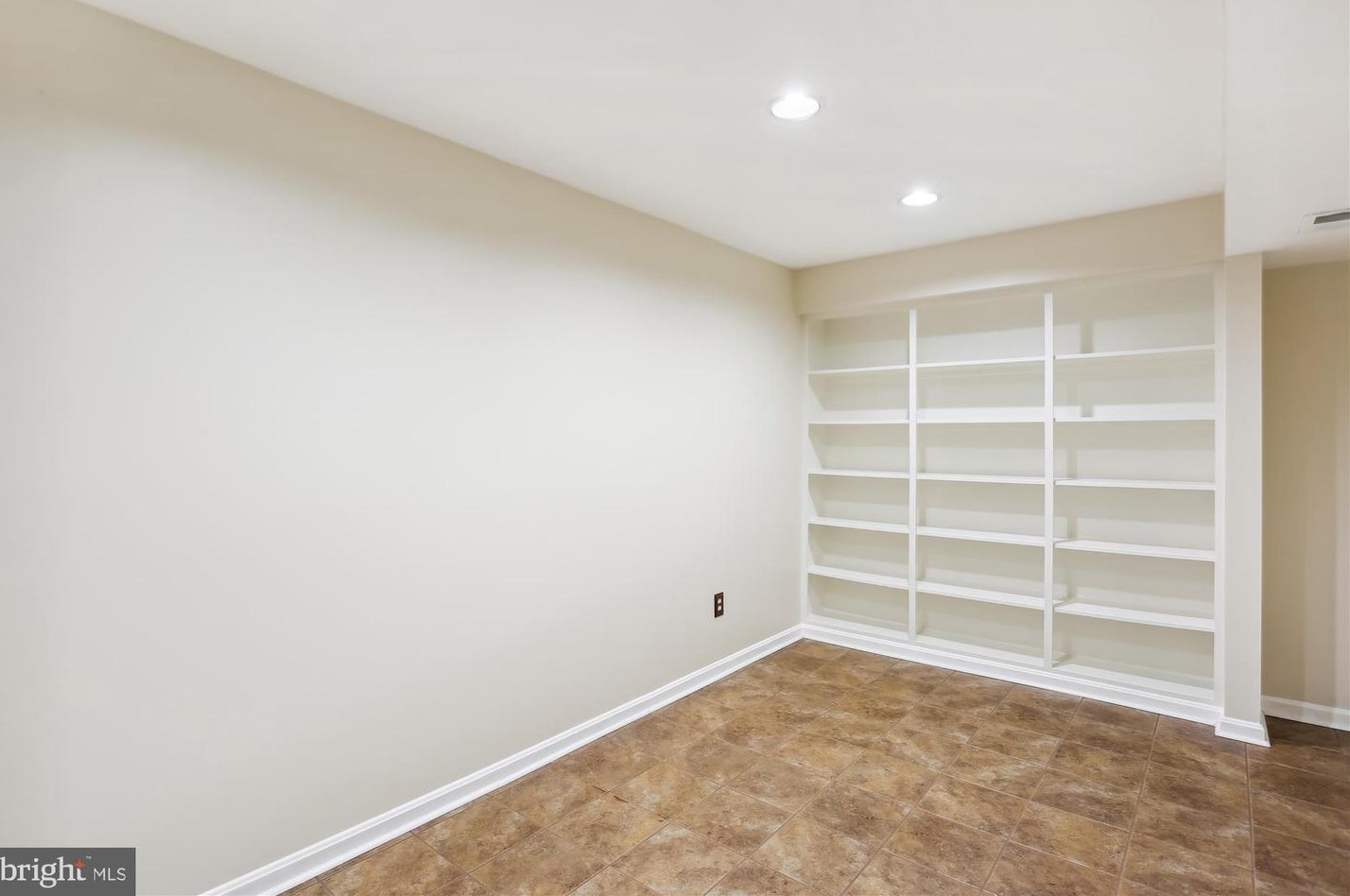 2 Linden Hall Ct, Gaithersburg MD  20877-3453 exterior